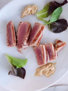 Tagliata di tonno con maionese alle cipolle di Tropea